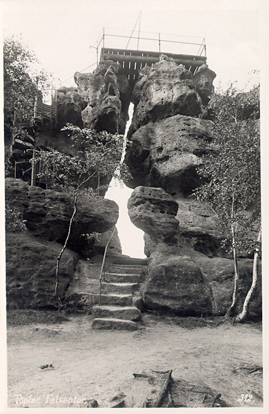 At this picture postcard from the thirties of the 20th century the „Rock gate“ with its look-out platform is shown.