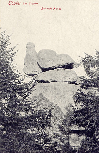 Diese Ansichtskarte aus den Jahren um 1920 zeigt das Felsengebilde „Brütende Henne“ unweit der Töpferbaude.