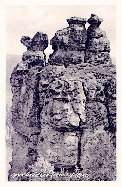 Auf dieser Ansichtskarte aus der Zeit um 1950 sieht man die Felsgebilde „Onkel und Tante“ am südöstlichen Rande des Töpfer-Massivs zwischen der „Böhmischen Aussicht“ und dem „Scharfenstein“.