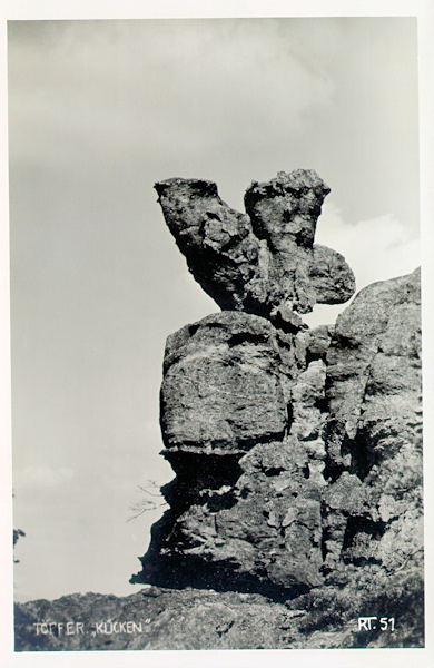 Diese Ansichtskarte aus den 30er Jahren des 20. Jahrhunderts bildet das „Kücken“ benannte Steingebilde an der Nordwestseite des Töpfers unweit der Oybinaussicht ab.
