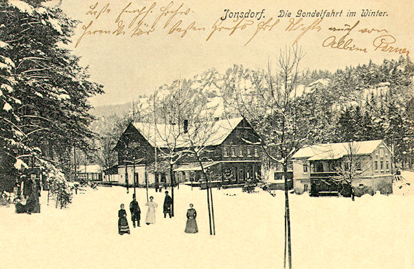 Historische Winter-Ansichtskarte von Jonsdorf von 1902 mit dem Restaurant Gondelfahrt unter dem Felsmassiv der Nonnenfelsen.