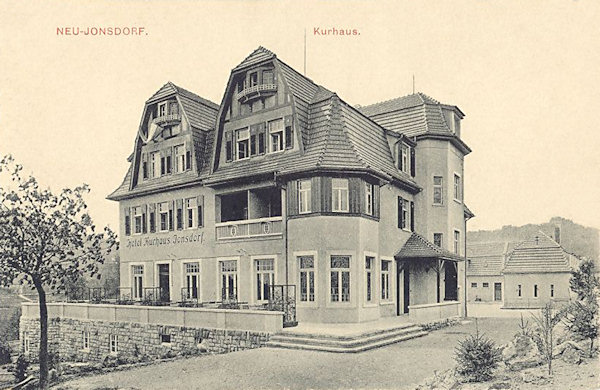 Auf dieser Ansichtskarte aus der Zeit um 1920 ist das Hotel Kurhaus in Neu-Jonsdorf.