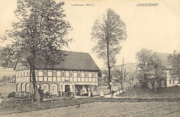 Auf dieser Ansichtskarte von um 1910 ist das Landhaus Maria - ein typisches Lausitzer Haus mit Umgebinde und Fachwerkobergeschoss.
