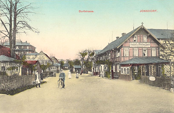 Diese Ansichtskarte ohne Datum zeigt die Dorfstrasse mit der Gaststätte Zum Weissen Stein.