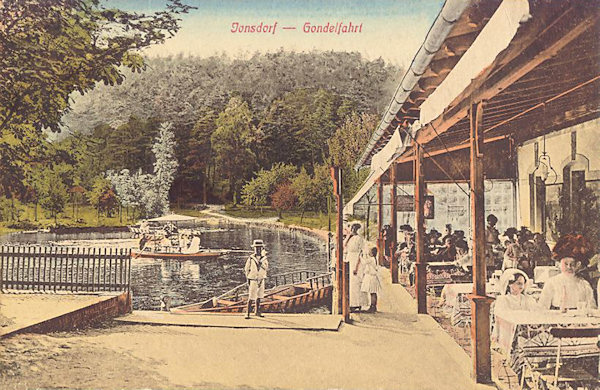 Na pohlednici z roku 1920 je dodnes velmi oblíbený hostinec Gondelfahrt s půjčovnou lodiček.