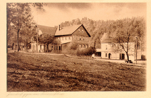 On this picture postcard from the first half of the 20th century we see the restaurant „Gondelfahrt“ in Jonsdorf with its pond. In the background there is the prominent rocky area of the Nonnenfelsen (Nun-rocks).