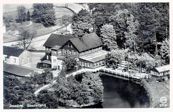 Diese Ansichtskarte vom Ende der 30er Jahre des 20. Jahrhunderts stellt das Restaurant Gondelfahrt mit seinem Teich vor, wie man es von der Aussicht auf den Nonnenfelsen sehen kann.