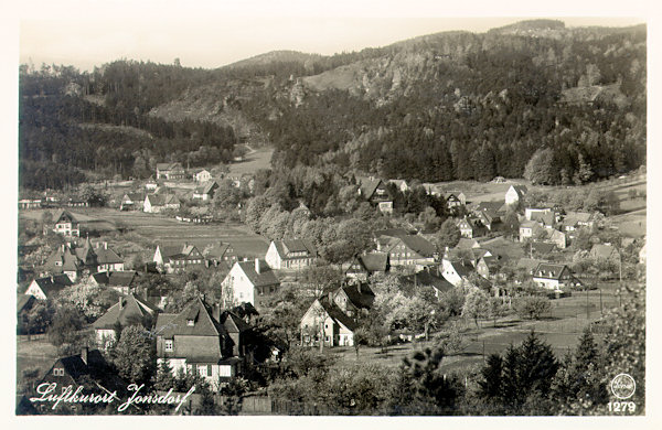Diese Ansichtskarte zeigt den südwestlichen Teil der Gemeinde vom Aussichtspunkt des Hieronymussteins. Das am weitesten entfernte Haus ist das Gasthaus Gondelfahrt und  hinter ihm setzt sich das Tal bis zum bewaldeten Grenzkamm mit dem auffallenden Felsen Falkenstein fort.