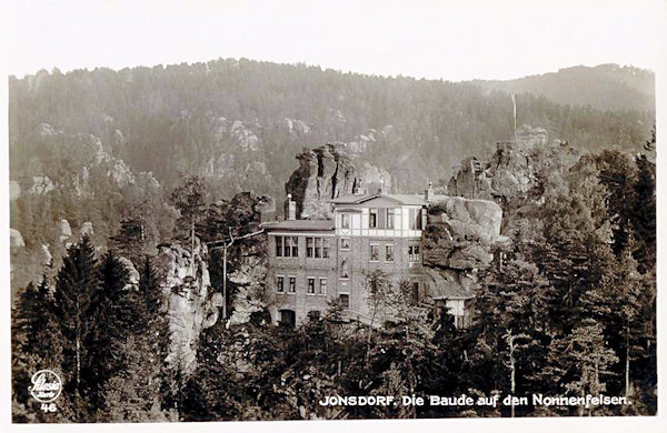 Pohlednice z doby kolem roku 1930 zachycuje hostinec na Nonnenfelsen.