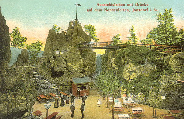 Tato pohlednice zachycuje prostranství před hostincem na Nonnenfelsen a přilehlou vyhlídku, přístupnou po mostě přes skalní ulici.