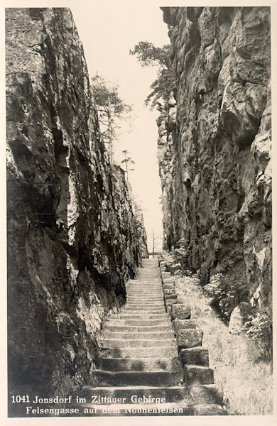 On this picture postcard from the 30ies of the 20th century you see the stone stairchase in the bottom of the deep ravine of the rock corridor.