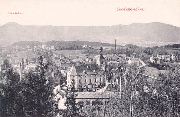 Auf dieser Ansichtskarte vom Jahre 1912 ist der zentrale Teil der Gemeinde mit der Kirche. Im Hintergrund ist der Bergkamm an der Grenze mit der Lausche (links) und dem Weberberg (rechts).