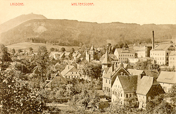 Na pohlednici z roku 1916 vidíme střed obce s budovou pošty v popředí (s věžičkou). V pozadí je hraniční hřeben s Luží.