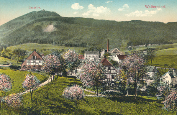 Pohlednice z doby před 1. světovou válkou zachycuje střední část obce, ukrytou za kvetoucími stromy, ze severozápadního úpatí Butterbergu. V pozadí je hřeben Lužických hor s nejvyšší horou Luží.