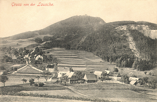 Diese Ansichtskarte aus der Zeit vor dem 1. Weltkrieg zeigt den oberen Teil der Gemeinde gesehen vom Hange des Butterberges. Im Hintergrund ist die Lausche mit der Gaststätte und den Sandsteinbrüchen am Hange oberhalb der Gemeinde.