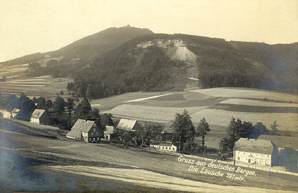 Auf dieser Ansichtskarte vom Jahre 1918 sieht man die Häuser des oberen Teiles von Waltersdorf unter dem Butterberg. Im Hintergrund sieht man die alten Sandsteinbrüche und den höchsten Gipfel, die Lausche.