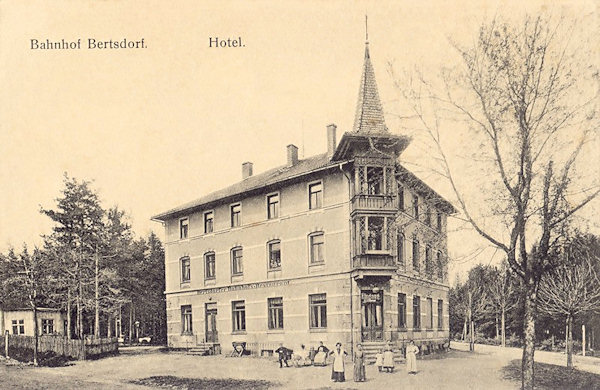 Auf dieser Ansichtskarte von 1917 sieht man das früher beliebte Hotel am Bahnhof, das 1995 sorgfältig restauriert worden ist.