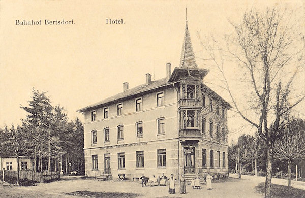 On this picture postcard from 1917 we see the once popular hotel near of the railway station which in 1955 had been carefully restored.