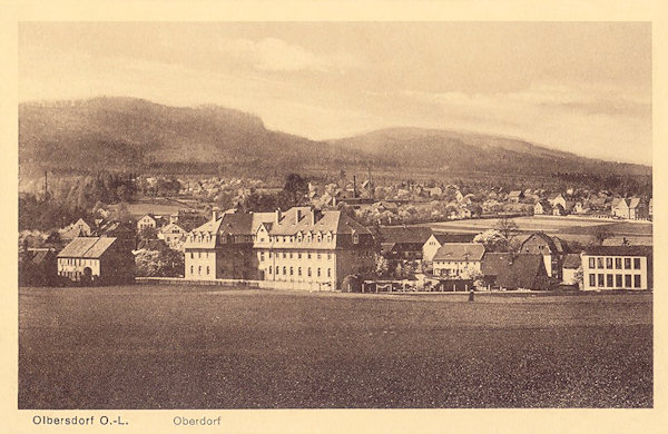 On this picture postcard from 1930 we see the upper part of the village from the east. The hills in the background are the Ameisenberg (left) and the Jonsberg (right).