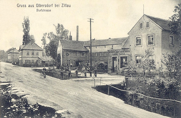 Diese Ansichtskarte aus der Zeit um 1910 zeigt das Haus mit dem Kaufladen des Julius Waurich an der Dorfstrasse.