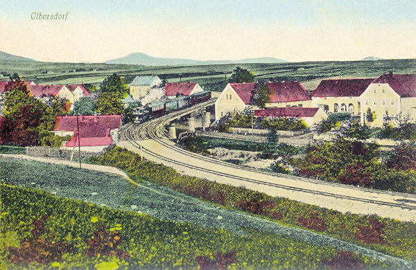 This picture postcard from 1924 shows a passenger train going to Zittau on the bridge in the centre of the village. This local narrow-gauge railway was opened in 1890 and the demand was so high that already in 1913 in the section from Zittau-Vorstadt to Oybin an additional second track had to be constructed.