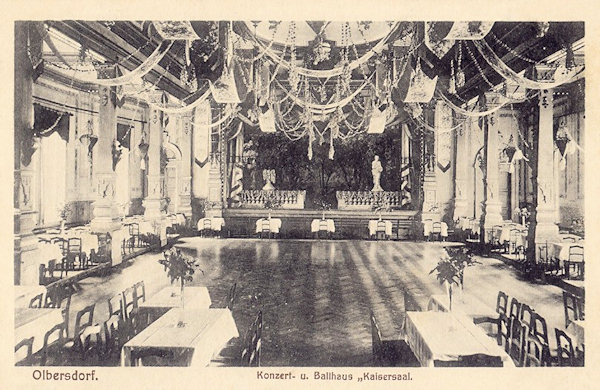 This picture postcard from about 1925 shows the interior of the ballroom „Kaisersaal“ in the then Gustav Ebermann's Concert and Ballhouse.