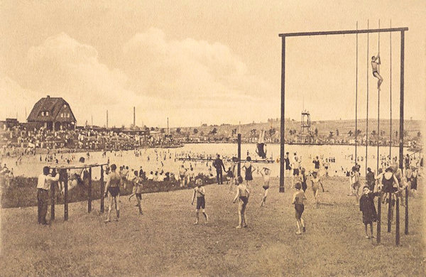 Auf dieser Ansichtskarte aus dem Jahr 1925 sieht man das am Westrande der Gemeinde 1921-1922 erbaute Volksbad.