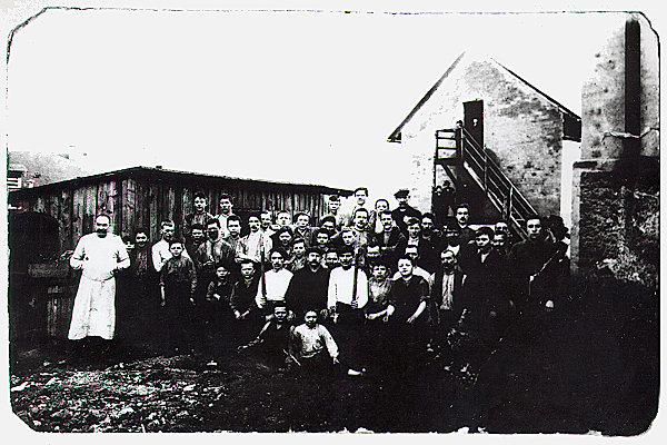 Osazenstvo sklárny Bratří Jílků v Kamenickém Šenově, kolem 1. světové války.