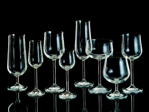 Soubor nápojového skla z automatické linky ze současné produkce Crystalexu v Novém Boru.