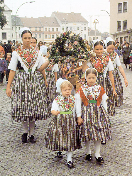 Lužickosrbský lidový kroj z okolí Wojerec (Hoyerswerda).