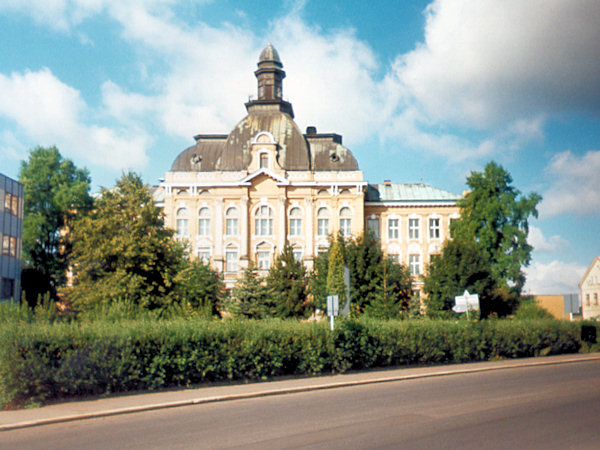 Gymnázium ve Varnsdorfu, kde v letech 1946-49 studovali lužickosrbští studenti.