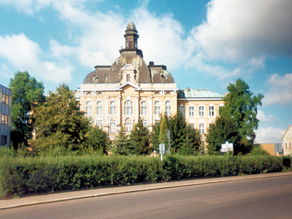 Gymnázium ve Varnsdorfu, kde v letech 1946-49 studovali lužickosrbští studenti.