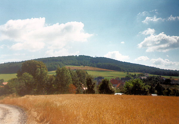 Hora Lubin (něm. Drohmberg) asi 8 km jižně od Budyšína, lužickosrbský Blaník.