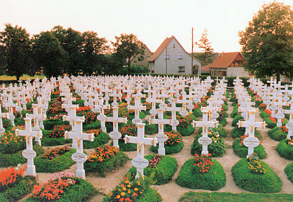 Hřbitov s bílými kříži v Ralbicích (Ralbitz).
