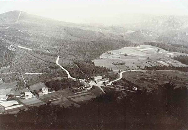 Snímek pořízený z vrcholu hory Luž. Uprostřed snímku je vidět hraniční přechod se všemi budovami. Vpravo, při cestě do Mysliven, stojí dům čp. 137.