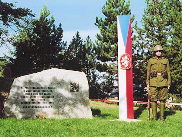 Pomník hraničářům Republiky československé na hraničním přechodu 'Wache'. Vpravo stojí československý voják ve stejnokroji z roku 1938, tedy z doby, kdy naši otcové a dědoví hájili republiku proti německé rozpínavosti.