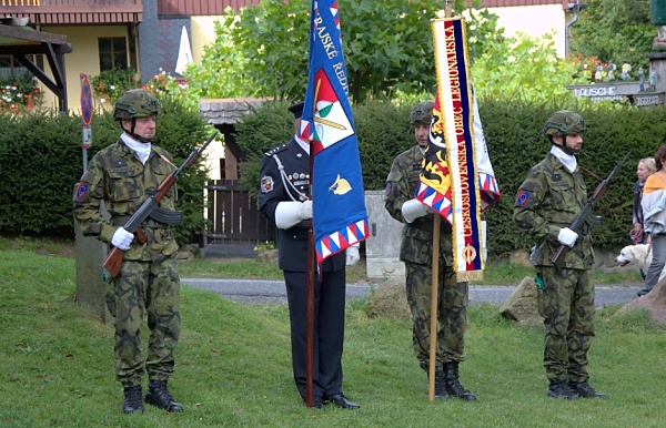 Čestná stráž Policie České republiky a Krajského vojenského velitelství Liberec u pomníku v Horní Světlé.