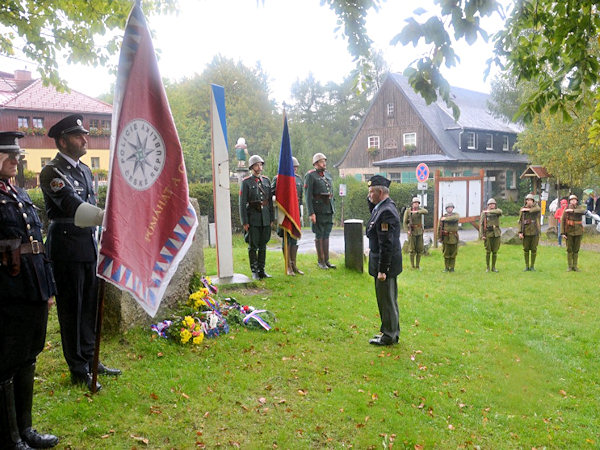V průběhu pietního aktu byly k pomníku položeny kytice. Na snímku br. Břeněk Henke, předseda českolipské jednoty ČsOL.