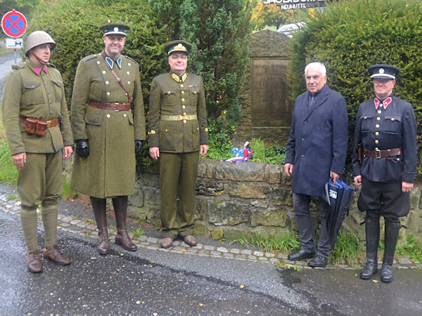 Spolu s panem senátorem Jiřím Voseckým jsme položili kytici i k pomníku, připomínajícímu odsun českých Němců po druhé světové válce.