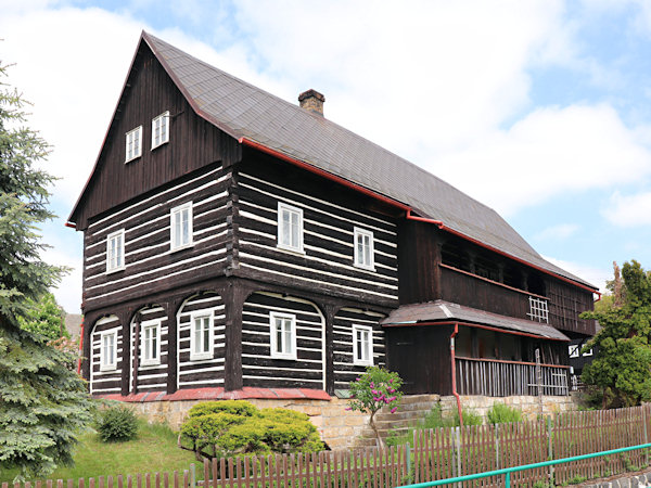 In den Dörfern im Vorgebirge stehen zahlreiche volkstümliche Umgebindehäuser, wie diese Haus in Kunratice (Kunnersdorf).