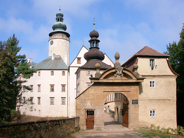 Das Schloss Lemberk (Lämberg) steht auf einem unauffälligen Bergvorsprung über dem Panenský potok (Junfernbach).