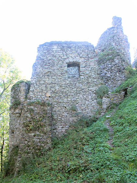 Tolštejn is the best preserved ruin of a castle in the Lusatian hills. The picture shows the ruins close to the former gateway tower.