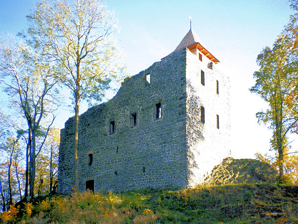 The repaired ruin of the castle Kamenický hrad since 1998 contains a built-in wooden look-out tower.