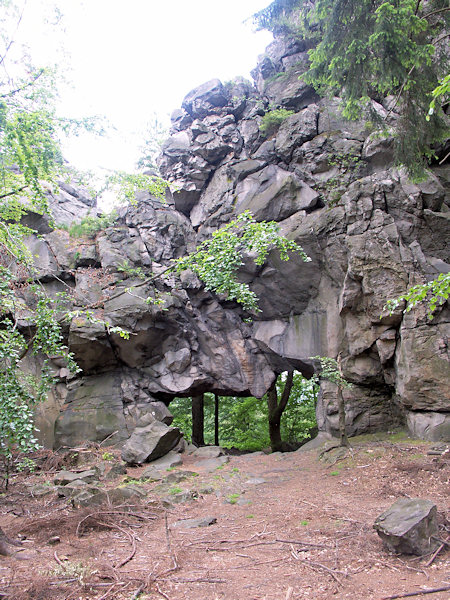 Die Ruine der Burg Milštejn (Mühlstein) wurde in der vergangenen Zeit durch Steinbruchsarbeiten vollständig zerstört, das schöne Felsentor ist aber bis heute erhalten geblieben.