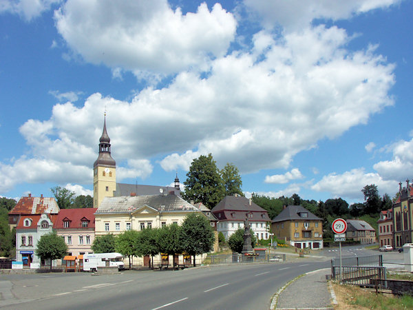 Teilansicht des Marktplatzes mit der Kirche des hl. Georg.