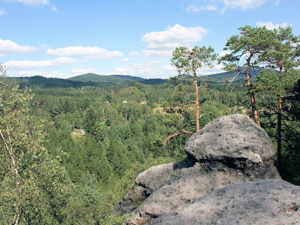 Blick von Křížová věž (Rabenstein) über das Dorf Naděje (Hoffnung) zum Plešivec (Plissenberg).