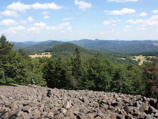 Panorama des Lausitzer Gebirges. Blick vom Studenec (Kaltenberg) auf die Gipfel um den Javor (Grosser Ahrenberg) und auf den Klíč (Kleis).