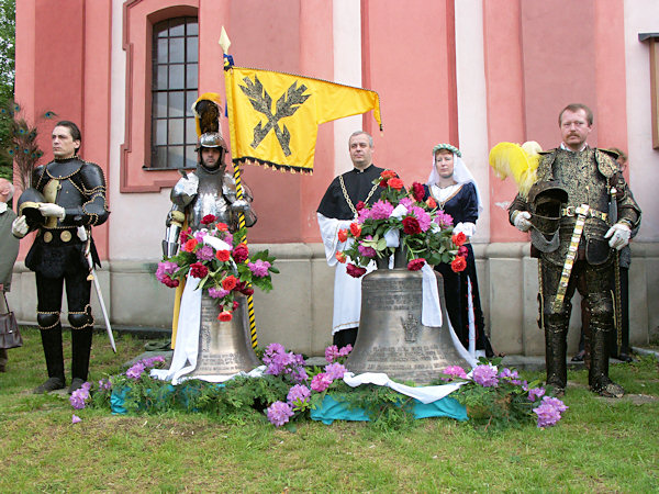 Nové zvony před vysvěcením.