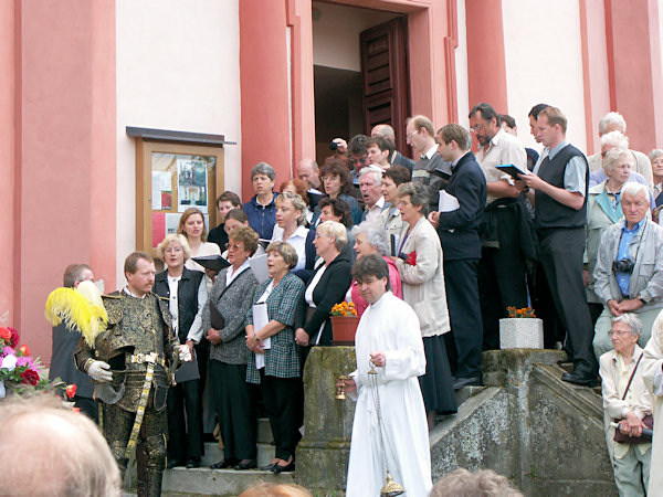 Slavnost svěcení zvonů před kostelem.