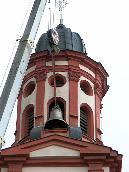 Pro větší zvon Panny Marie musel být okenní otvor v dolní části o něco zvětšen.
